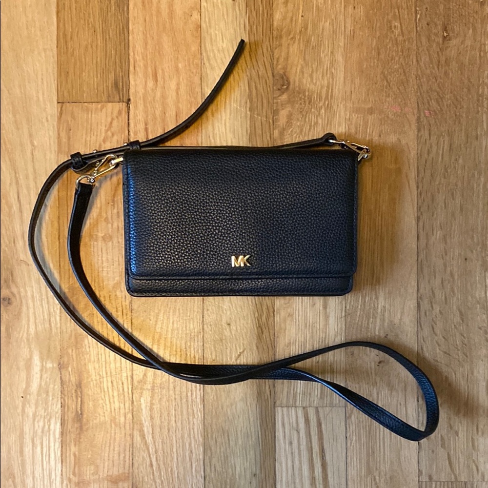 Michael Kors Black Crossbody Bag with Sleek Design
